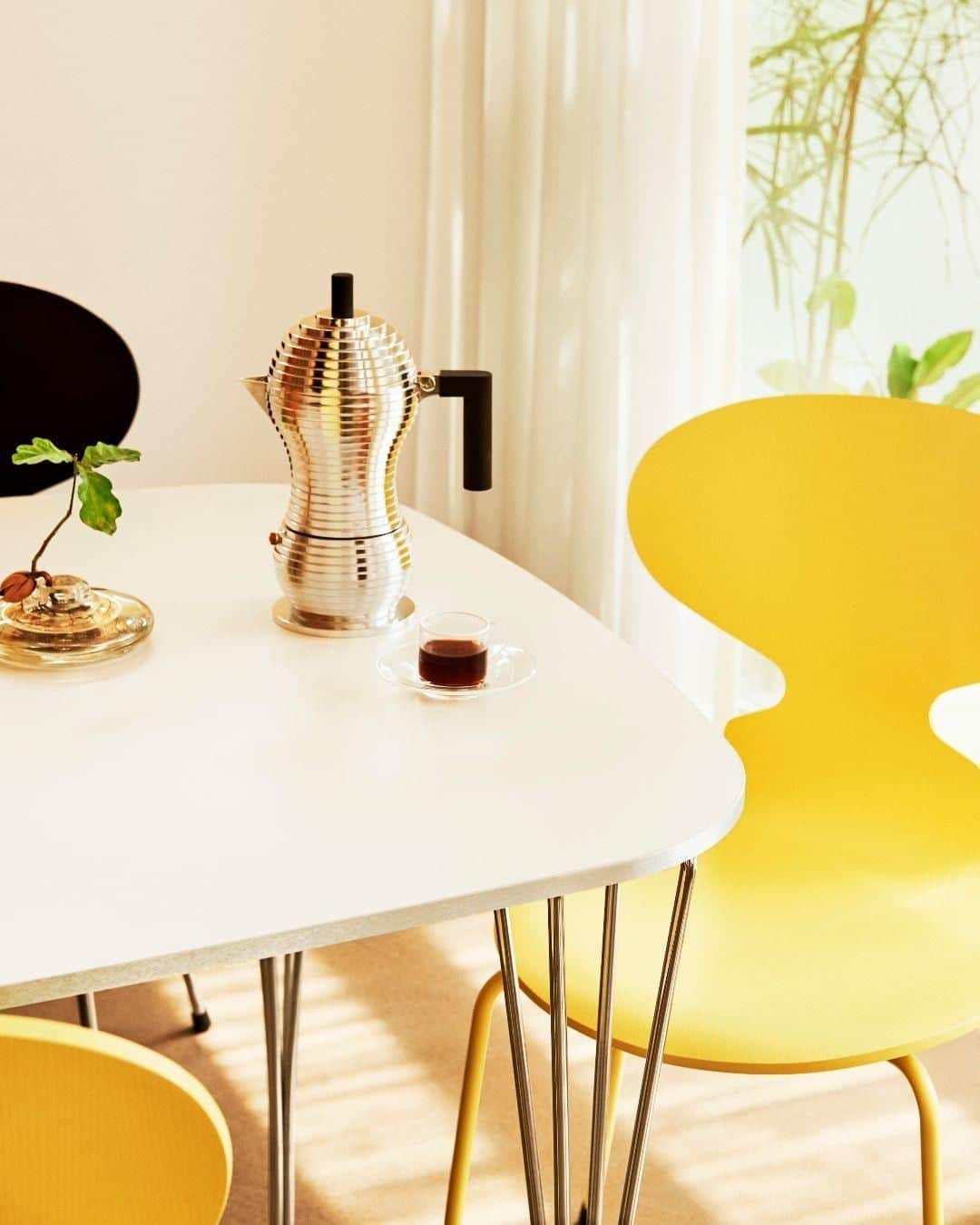 フリッツハンセンさんのインスタグラム写真 - (フリッツハンセンInstagram)「A small dining table by Fritz Hansen designed for city living, FH125 is a versatile table that seats 4-6 with an easy-to-clean, white laminate top and elegant, aluminium edge.  Explore more via link in bio  #fritzhansen #fh125table #antchair #北欧インテリア #인테리어디자인 #북유럽디자인」11月22日 17時15分 - fritzhansen