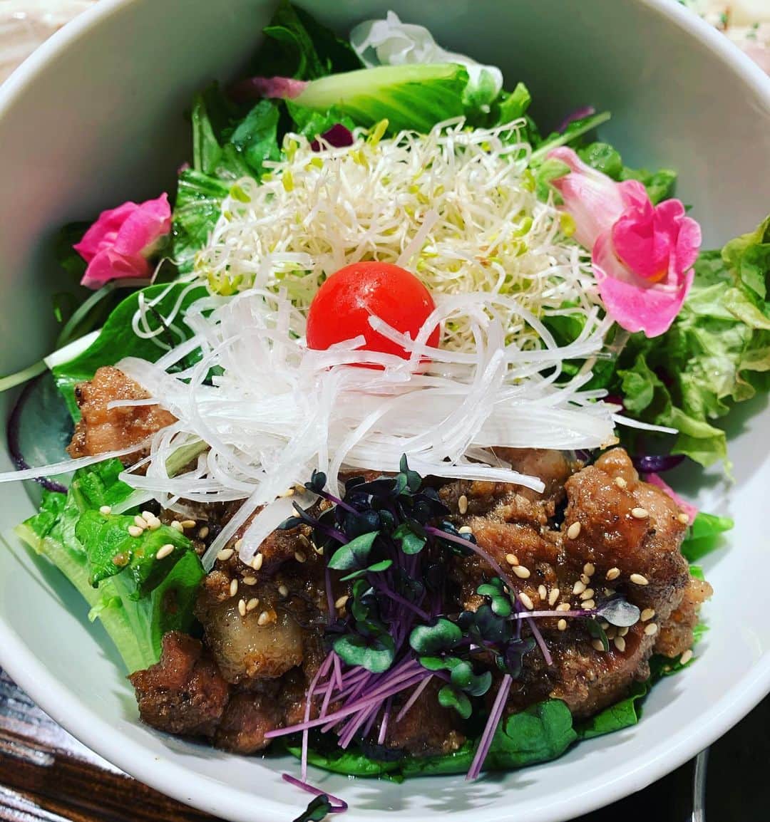 のインスタグラム：「なんて綺麗なピビンパなんだろ💕ちょと早めのディナー。とっても美味しゅうございました😊#Bibimbap is so #beautifully presented! An early din for me tonite😋🥢#돼지고기 #비빔밥 가 진짜 예쁘니까~! #目指せトライリンガル　#eatlikeaqueen #koreanfood in #Japan #tokyo #foodporn #한극어  #공부」