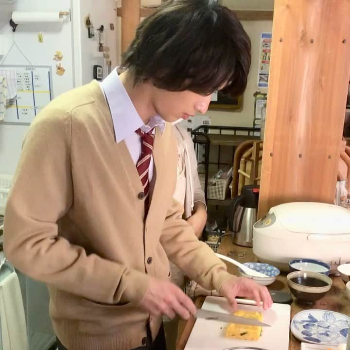 4分間のマリーゴールド【公式】のインスタグラム：「#藍✍️ 朝ごはんにも、お弁当用にも、よく作る卵焼き😋 甘い派ですか❓甘くない派ですか❓ 簡単だけど、いろんなアレンジができる🙌 料理って楽しい☺️奥深い✨ 食べなきゃ生きていかれないんだから。 * #クッキング花巻家🏠 #今夜10時からは第7話 #あと5時間 #藍ごはん #4分間のマリーゴールド #よんまり #横浜流星 #tbs」