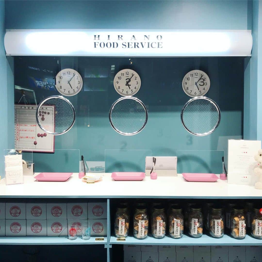 のインスタグラム：「本日から 渋谷PARCO1F @comingsoon_shibuya にてスペシャル売店 #hiranofoodservice 始まりました💎 公共施設風味の窓口に悪目立ちのロードサイド看板に謎のふれあい広場までスモールな空間に無限大の謎要素を盛り込んで11/28までの一週間限定オープンします🥺 (最高な空間デザインは我らがAMAZING HYOTA @hyota_ 💎) 29日には風の前の塵に同じ〜ってな諸行無常具合なのでぜひ渋谷にお立ち寄りの際には垣間見ていただけたら嬉しいです。 ----- ＝フードインディーズレーベル #hiranofoodservice スペシャル売店＝ 11/22-28 渋谷PARCO1F @comingsoon_shibuya  ロゴデザイン @wakidaasuka 💎 ロゴ英語監修 @nanorie 💎 空間デザイン @hyota_  @studio_hyota 💎 ----- 11/22-23 (NO) RAISIN SANDWICH 11/24-26 鳥シュー BIRD WATCHING 11/27-28 ちまき山脈 11/29 消滅！ ※ちなみに3企画すべての期間中にそれぞれでなにかしらのお買い物をしてくださった方には「嬉しい人は嬉しいささやかな粗品」をプレゼントします🦜 #ヒラノフードサービス」