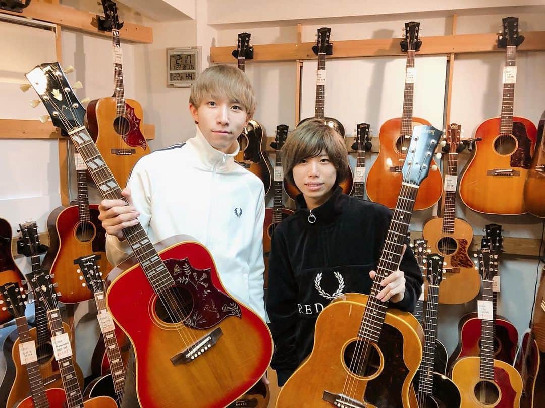 柳沢進太郎さんのインスタグラム写真 - (柳沢進太郎Instagram)「with 大ちゃん。at en.guitar. 俺のLG-3もこのお店で購入させて頂いたもんです。 上着脱いだら2人とも @fredperry で笑い合いました😉 @daisuke_higedan」11月22日 17時15分 - shintaro_yanagisawa