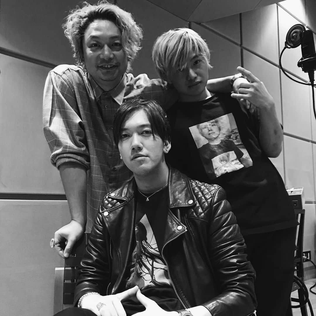TeddyLoidのインスタグラム：「▲ NEWS ▼ ・ 本日リリース！ たなかくんとコラボレーションして作曲しました⚡️ ・ 「もっかい描き出すプロローグ 未来へ連れて行くストローク Now!」 ・ #香取慎吾 #ShingoKatori ・ Prologue (feat.TeddyLoid&たなか)  OUT NOW!! ・ @katorishingo_official  @teddyloidspace  @aaaaaa_tanaka ・ #20200101 #ニワニワワイワイ」