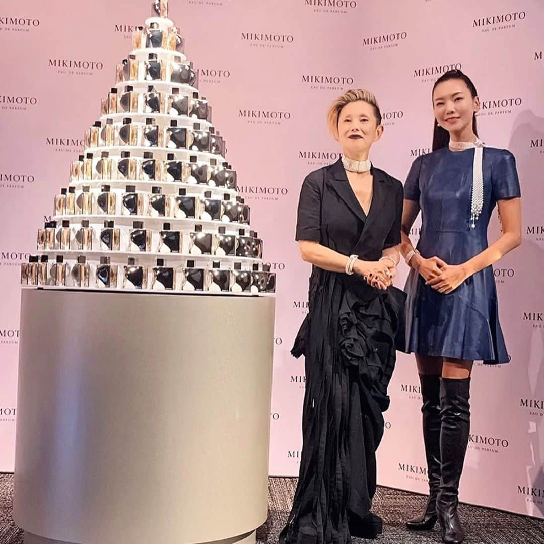 和央ようかさんのインスタグラム写真 - (和央ようかInstagram)「Mikimoto Eau de Parfum💋  Mikimotoさんの香水のローンチパーティに❤️ 私が着けてみた感想は… ユニセックスな香りでラグジュアリーな中に凛をしたしなやかな強さを感じる素敵な香り❤️ 夏木マリさん @mari_natsuki ともご一緒させていただき。さらにゴージャスな夜に❤️😍 @official_mikimoto #mikimoto #pearl #perfume #takakoworldstylin🌎 #yokawao #lifestyle #和央ようか」11月22日 17時19分 - yokawao0215