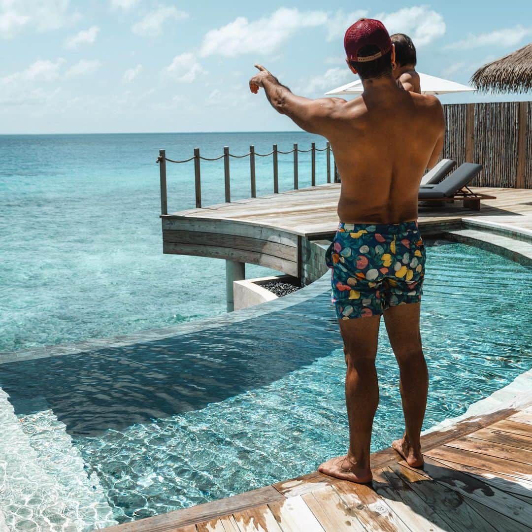 フェルナンド・ベルダスコさんのインスタグラム写真 - (フェルナンド・ベルダスコInstagram)「Enseñando a Miguel las vistas desde nuestra habitación !! 💦🐬 . . Showing Mikey the views from our room !!🐬💦 . . . . #intercontinentalmaldives」11月22日 17時20分 - ferverdasco