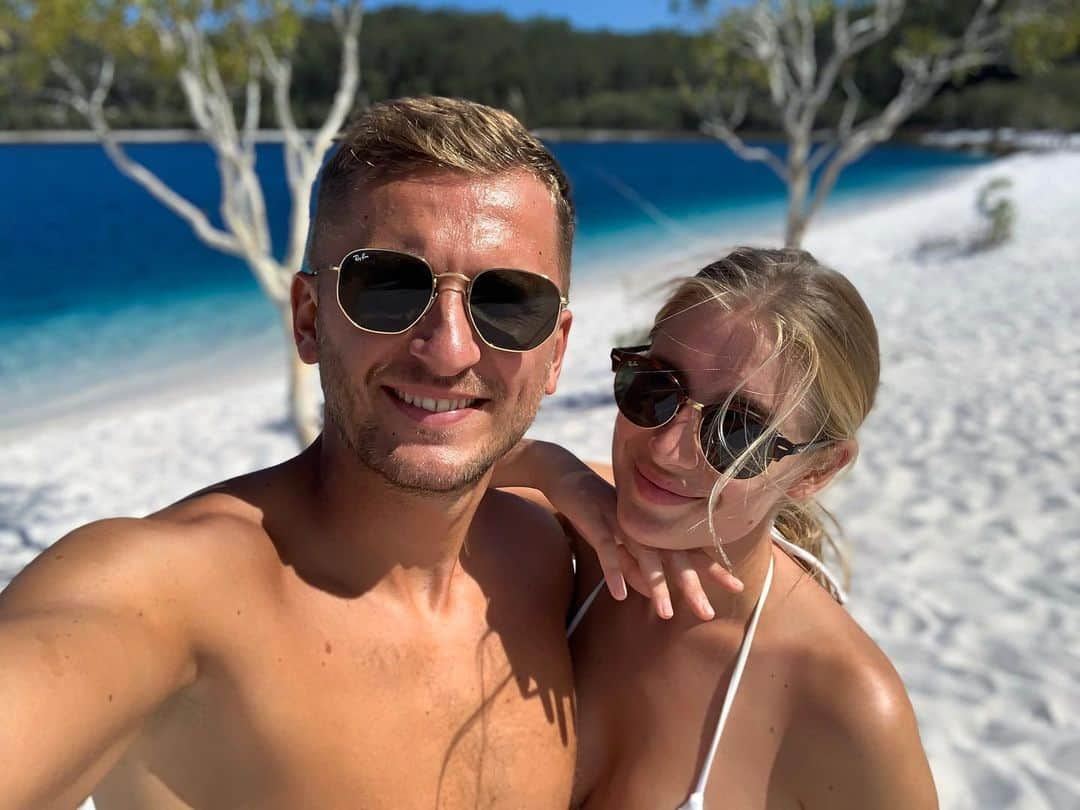 アルメン・アブディのインスタグラム：「After a car ferry and bumpy roads, it was so worth it😍 Maheno Shipwreck and Lake Mckenzie」