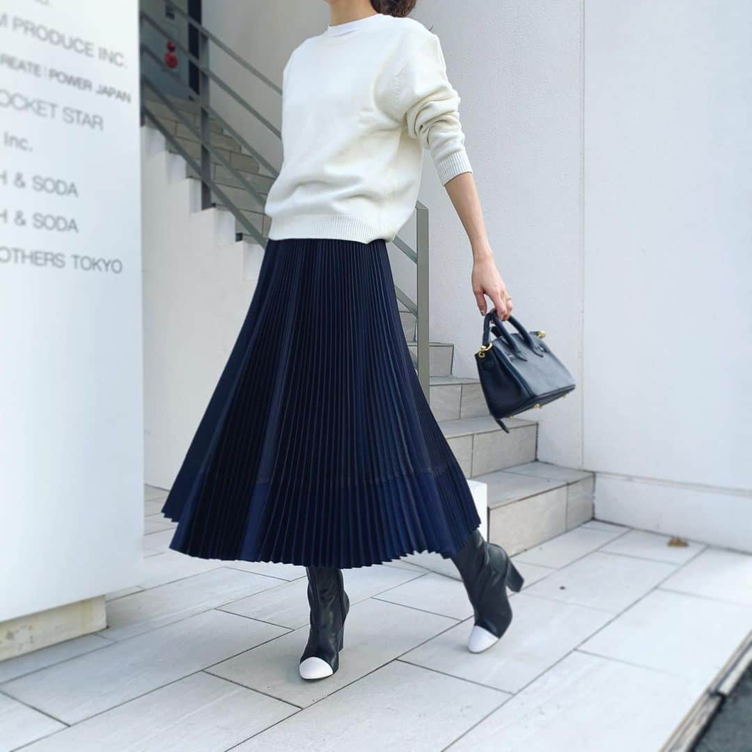 Tsuru by Mariko Oikawaさんのインスタグラム写真 - (Tsuru by Mariko OikawaInstagram)「TSURU オリジナルのプリーツスカートは、この冬はサテンのバイカラーで登場。この色はBLACK×NAVYでさりげないバイカラーが、光に当たると表情を変えてとっても素敵に！！ぜひストーリーをご覧下さい♩ ・ ・ skirt:Alina/BLACK×NAVY ¥43,200＋tax boots:Serge/BLACK WHITE ¥34,200＋tax ・ ・ #tsurubymarikooikawa#tsuru#tsuruとskirt」11月22日 17時22分 - tsurubymarikooikawa