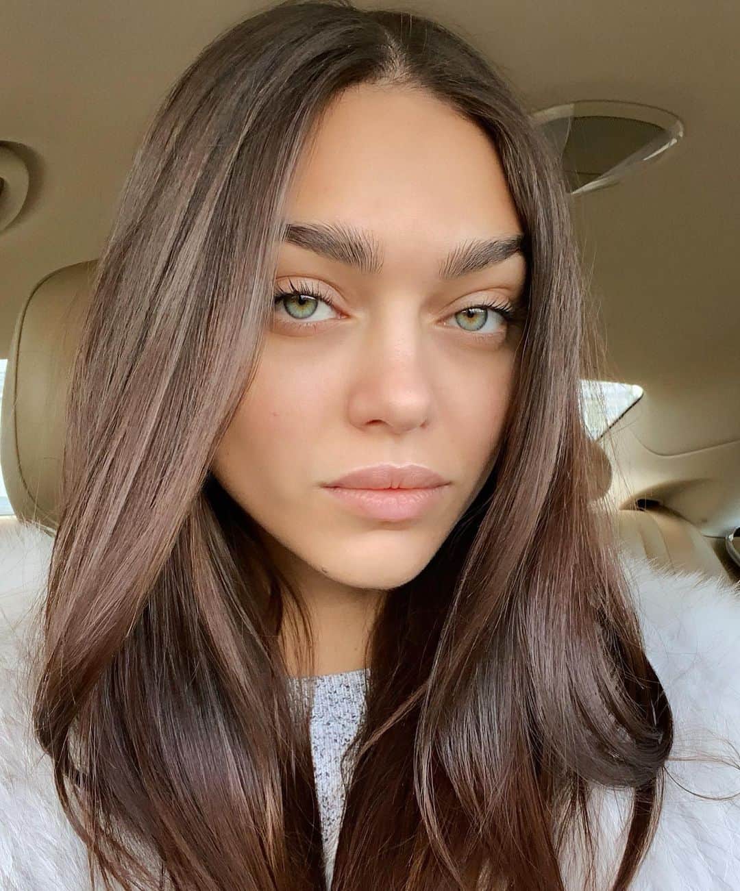 Zhenya Katavaのインスタグラム：「Селфи пока греется машина. Всем прекрасной Пятницы и таких же выходных ♥️.」
