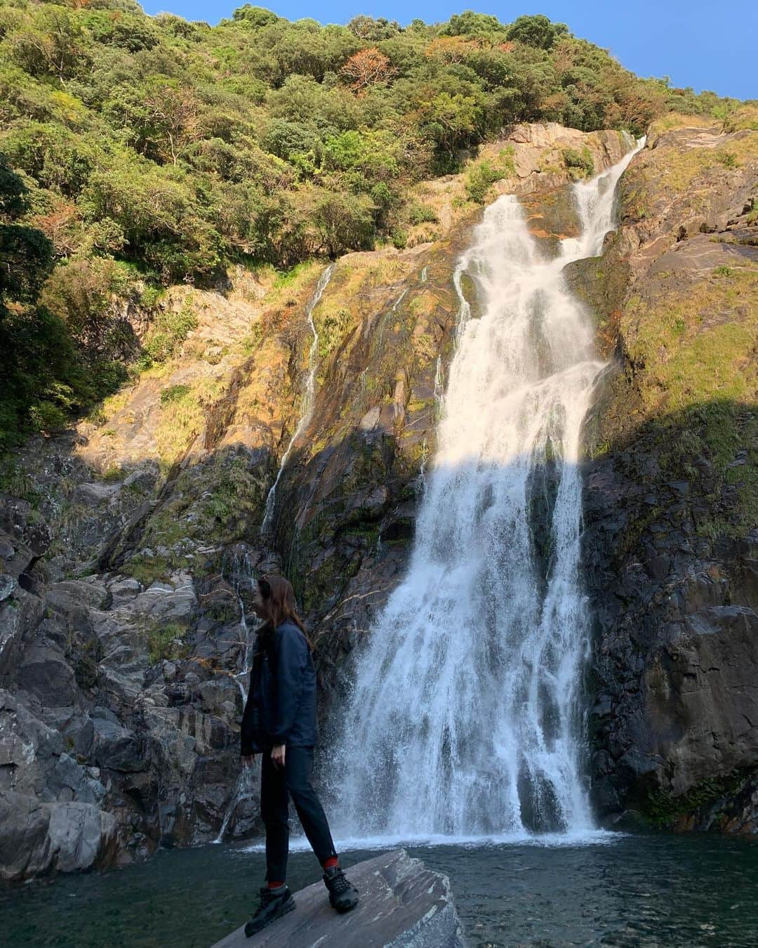 石井亜美さんのインスタグラム写真 - (石井亜美Instagram)「🌈 . 地球にはこんなにも美しい景色が残されていることを 忘れないで生きていきたい。 ✔️マイボトルを使う ✔️本当に必要なものだけを買う ✔️マイバッグを使う ✔️水や電気はつけっぱなしにしない ✔️古着屋さんやリサイクルショップを活用する . 自分メモ。 気付かせてくれた屋久島にありがとう😌😌 5枚目はphoto by @yuyaimamura_ . . #earth #beautiful #yakushima #ookowaterfall」11月22日 17時24分 - ami_ishii_