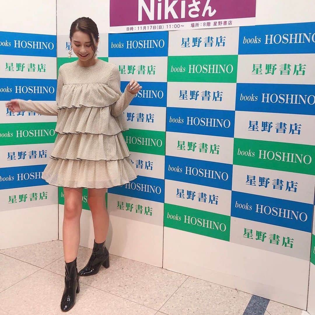 withさんのインスタグラム写真 - (withInstagram)「Niki写真集「ニキには？」発売イベントにお越しいただいたみなさん、ありがとうございました😊🌷💓 * 写真集をまだ見ていないという方も、ぜひチェックしてみてね！📸✨ *⠀ -----------------------👙🌺💓⠀ #with #ウィズ #雑誌 #雑誌with #withmagazine #withonline #withモデル #Niki #ニキ #ニキには #写真集 #写真集発売 #写真集イベント #11月14日発売 #tsurubymarikooikawa #ツルバイマリコオイカワ #hm #エイチアンドエム #lilybrown #リリーブラウン」11月22日 17時24分 - with_mag_official