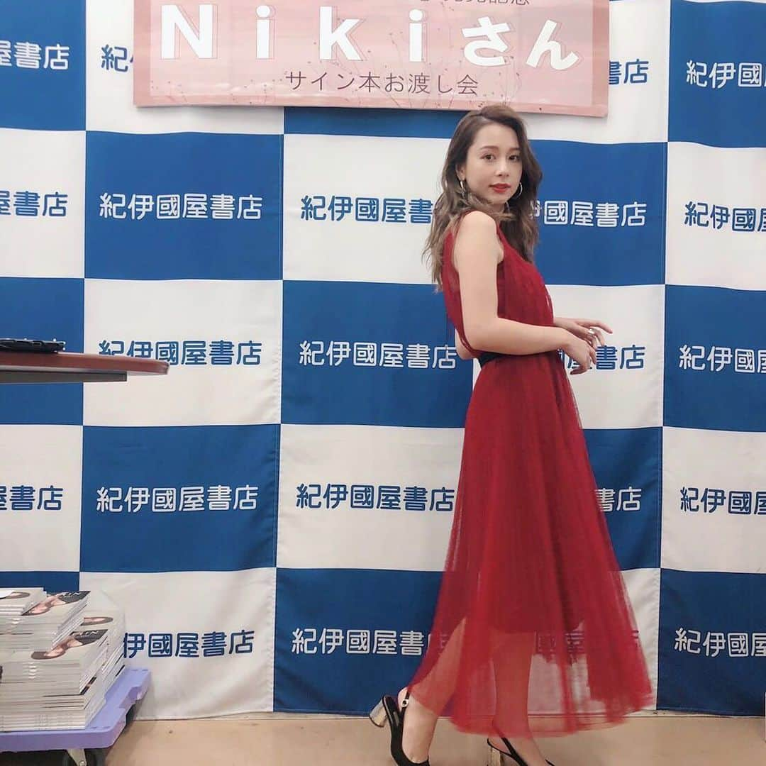 withさんのインスタグラム写真 - (withInstagram)「Niki写真集「ニキには？」発売イベントにお越しいただいたみなさん、ありがとうございました😊🌷💓 * 写真集をまだ見ていないという方も、ぜひチェックしてみてね！📸✨ *⠀ -----------------------👙🌺💓⠀ #with #ウィズ #雑誌 #雑誌with #withmagazine #withonline #withモデル #Niki #ニキ #ニキには #写真集 #写真集発売 #写真集イベント #11月14日発売 #tsurubymarikooikawa #ツルバイマリコオイカワ #hm #エイチアンドエム #lilybrown #リリーブラウン」11月22日 17時24分 - with_mag_official