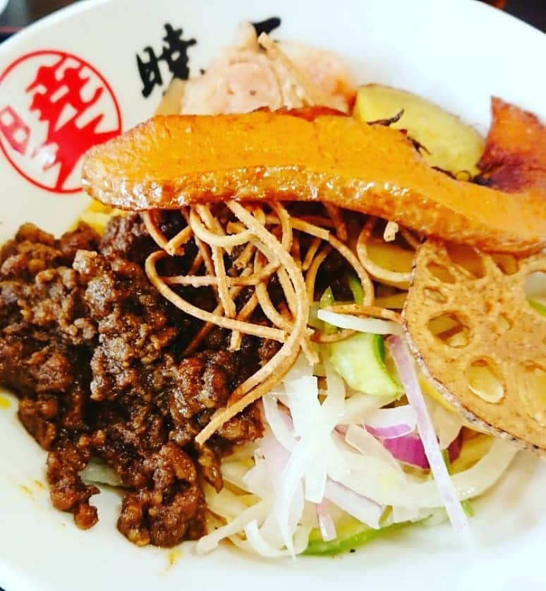 伊勢みずほさんのインスタグラム写真 - (伊勢みずほInstagram)「小千谷の激アツラーメン店‼️暁天さん‼️ 水曜見ナイト中継ありがとうございました‼️ 期間限定の一杯✨ カレー味の肉味噌が食欲をかきたてる、野菜たっぷりの見た目とは裏腹にヘルシーまぜそば！！美味でした‼️ #小千谷 #小千谷麺フェス #ラーメン #暁天 #ラーメン食べ歩き #麺活 #ラーメン女子 #期間限定 #蕎麦とラーメンコラボ #ラーメン好きと繋がりたい #イベント #伊勢みずほ」11月22日 17時27分 - isemizuhoo
