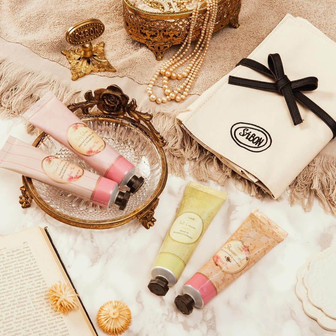 SABON Japanさんのインスタグラム写真 - (SABON JapanInstagram)「SABONの様々なシリーズの中でも、特にファンの多い﻿ バラの紅茶をイメージした華やかな香り"ローズティー"のギフトセット「ローズティー カルテット」。﻿ ホリデー限定のポーチに、この時期にぴったりの保湿アイテムを詰め合わせました。﻿ ﻿ ローズティーのハンドクリームは、初めての登場。﻿ 持ち運びに便利なサイズのシャワーオイル、ボディローションに加え、﻿ 疲れた足をミントの香りですっきりと癒す、フットクリームをセット。﻿ いつでもどこでもボディケアをお楽しみいただけます。﻿ ﻿ フレッシュで華やかな香りとともに、﻿ 冬の旅先でもうっとりするようなバス＆ボディケアのひとときを。﻿ ﻿ ﻿ #SABON#rosetea#sabonrosetea#ChristmasPresent#holidaycollection #holidays #cosme#bodycare#gift #limited#サボン#ローズティー#クリスマス#クリスマスプレゼント#プレゼント#ギフト#ホリデーコレクション#クリスマスギフト#ボディケア#トラベルセット#持ち運びコスメ#ハンドクリーム#ボディソープ#フットクリーム#ギフトセット#トラベルポーチ#トラベルグッズ#保湿#保湿ケア#ローズ」11月22日 17時28分 - sabon_japan