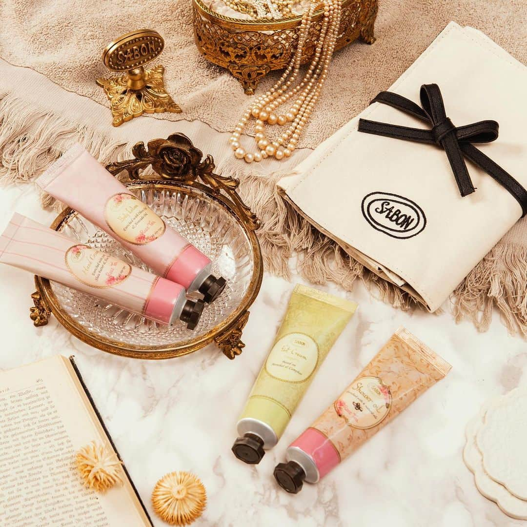 SABON Japanさんのインスタグラム写真 - (SABON JapanInstagram)「SABONの様々なシリーズの中でも、特にファンの多い﻿ バラの紅茶をイメージした華やかな香り"ローズティー"のギフトセット「ローズティー カルテット」。﻿ ホリデー限定のポーチに、この時期にぴったりの保湿アイテムを詰め合わせました。﻿ ﻿ ローズティーのハンドクリームは、初めての登場。﻿ 持ち運びに便利なサイズのシャワーオイル、ボディローションに加え、﻿ 疲れた足をミントの香りですっきりと癒す、フットクリームをセット。﻿ いつでもどこでもボディケアをお楽しみいただけます。﻿ ﻿ フレッシュで華やかな香りとともに、﻿ 冬の旅先でもうっとりするようなバス＆ボディケアのひとときを。﻿ ﻿ ﻿ #SABON#rosetea#sabonrosetea#ChristmasPresent#holidaycollection #holidays #cosme#bodycare#gift #limited#サボン#ローズティー#クリスマス#クリスマスプレゼント#プレゼント#ギフト#ホリデーコレクション#クリスマスギフト#ボディケア#トラベルセット#持ち運びコスメ#ハンドクリーム#ボディソープ#フットクリーム#ギフトセット#トラベルポーチ#トラベルグッズ#保湿#保湿ケア#ローズ」11月22日 17時28分 - sabon_japan