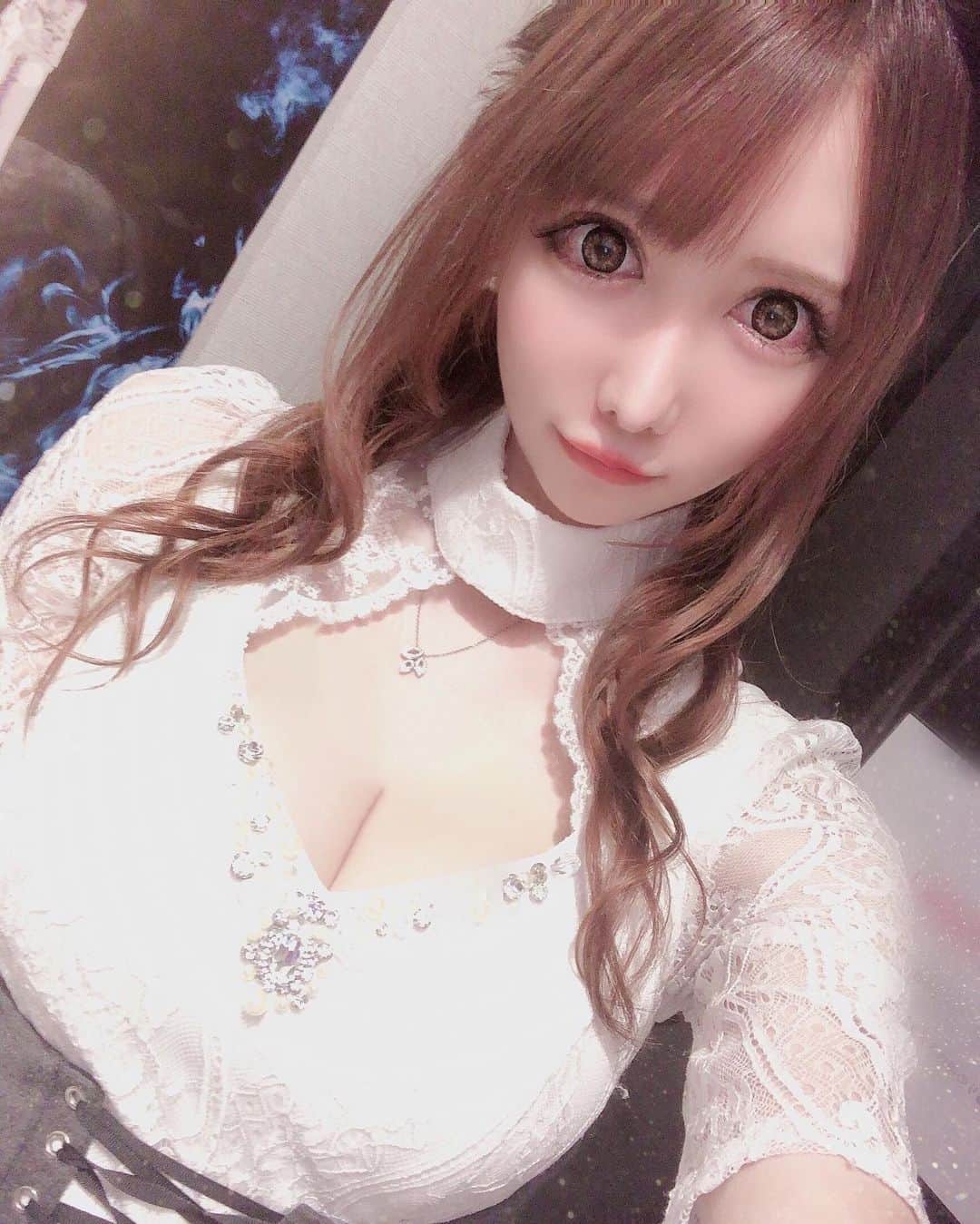 のインスタグラム：「最近メンタルお疲れ気味なので温泉向かい中🐱♨️ 紅葉見て癒されてこよー🍁と思ったけど明日あいにくの雨予報꒰ˊ• ·̭ •̥ ꒱☔️ ・ ・ #紅葉 #旅行 #🚃 #温泉 #♨️ #キャバ嬢 #キャバクラ #selfie #自撮り女子 #🤳 #ニート #歌舞伎町 #酉の市 #中洲 #すすきの #六本木 #ミナミ #北新地 #ドレス #ヘアメイク #instagood #japan #cute #pics_jp #f4f #맞팔 #셀피」