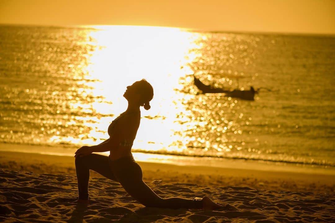 高松いくさんのインスタグラム写真 - (高松いくInstagram)「Yogaのお客様に  息を吸うって何？とご質問を頂き  改めて、 自分に言い聞かせる様に お話をさせて頂きました。  ご質問を頂いたからこその 自分への深掘りにもなる。ありがたい。 だからここに残させて下さいm(_ _)m  _ _ 自分の心と書く『息』は もちろん、吸って吐くこと、その空気の事。 ですが ただ生きるために肺にに入れて出すだけでは無くて、 快適に生きていく為のコントロール  唯一、自分の意思で自律神経をコントロール可能な方法が「呼吸」 『息』を吸って『息』を吐く  意識的に 心と身体を整えていく  イラッと来た時 不安になった時 5呼吸、呼吸を意識的に行なっていれば あの感情はコントロール出来たはずだな 、、、と、 反省することもある  交感神経(吸う)と副交感神経(吐く)の繰り返し  心が整い、身体も整う 身体が整い、心が整う  血流も消化も、呼吸によって リラックスしたりして筋肉が緩み促す事に繋がっていく  身体と心を 自分でメンテナンスして 自分で運転してコントロールする事は  とても難しい。 だから、面白い。出来ると心地良い。  面白がって学び続ける事が私の目標。 真面目過ぎると息が苦しくなっちゃうから😊  #息 #自分　の　#心 #自律神経　#コントロール　 #一生練習  #yoga #relax #気　#生理学　#解剖学 #生きる　#空気　#肺　#身体　#快適に生きる 為の #神経　#血流　#消化　#心を整える #身体整える　#精神的快適は身体の快適　#身体の快適は心の快適」11月22日 17時41分 - iku_takamatsu_trip_sup_yoga