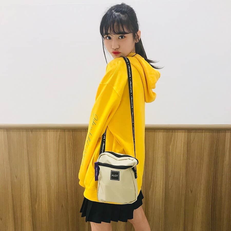 ニコ☆プチのインスタグラム：「🌈 #プチモのふろくの使い方 🌈﻿ ﻿ ﻿ ラストはルキ！！！﻿ ﻿ 🍿ルキより🍿﻿ お仕事行く時に使ってます✌️﻿ ケアポーチもちょっと大きめのアンパンマン手帳も﻿ すっぽり入るから、お仕事の時にぴったり♡﻿ ﻿ 今年のトレンドカラーのパープルのロゴテープがすっごく可愛いし、何より、色んなテイストに合うとこがおしゃれ💗﻿ 私はPOPなコーデに合わせたよ☺﻿ 色んなテイストに挑戦してね(^^)﻿ ﻿ ﻿ #ニコプチ﻿ #ニコプチふろく﻿ #関谷瑠紀﻿ #ルキ﻿ #プチモ﻿ #アルジー﻿ #ショルダーバッグ﻿ #ニコプチふろくのある生活﻿」