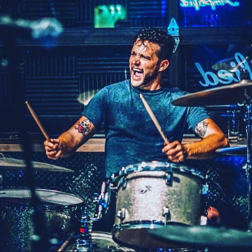 ジェシカ・ゾアのインスタグラム：「My brother is cool AF! 🥁」