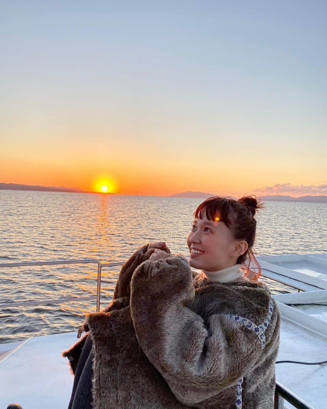 柴田紗希さんのインスタグラム写真 - (柴田紗希Instagram)「島根の絶景。 はくちょう号に乗り夕日を見に行きました。 鳥さんたちが演出のように夕日とともに舞い上がってきてくれました。 宝物をじーと見てるようだった 自然の宝物 夕日を見たあと、船に乗ってる皆さんと拍手したりありがとうと言ったり、、、景色で一つになれて嬉しかったなぁ☺️ #ただいま島根 #ありがとう島根 #はくちょう号 #松江」11月22日 17時50分 - shibasaaki