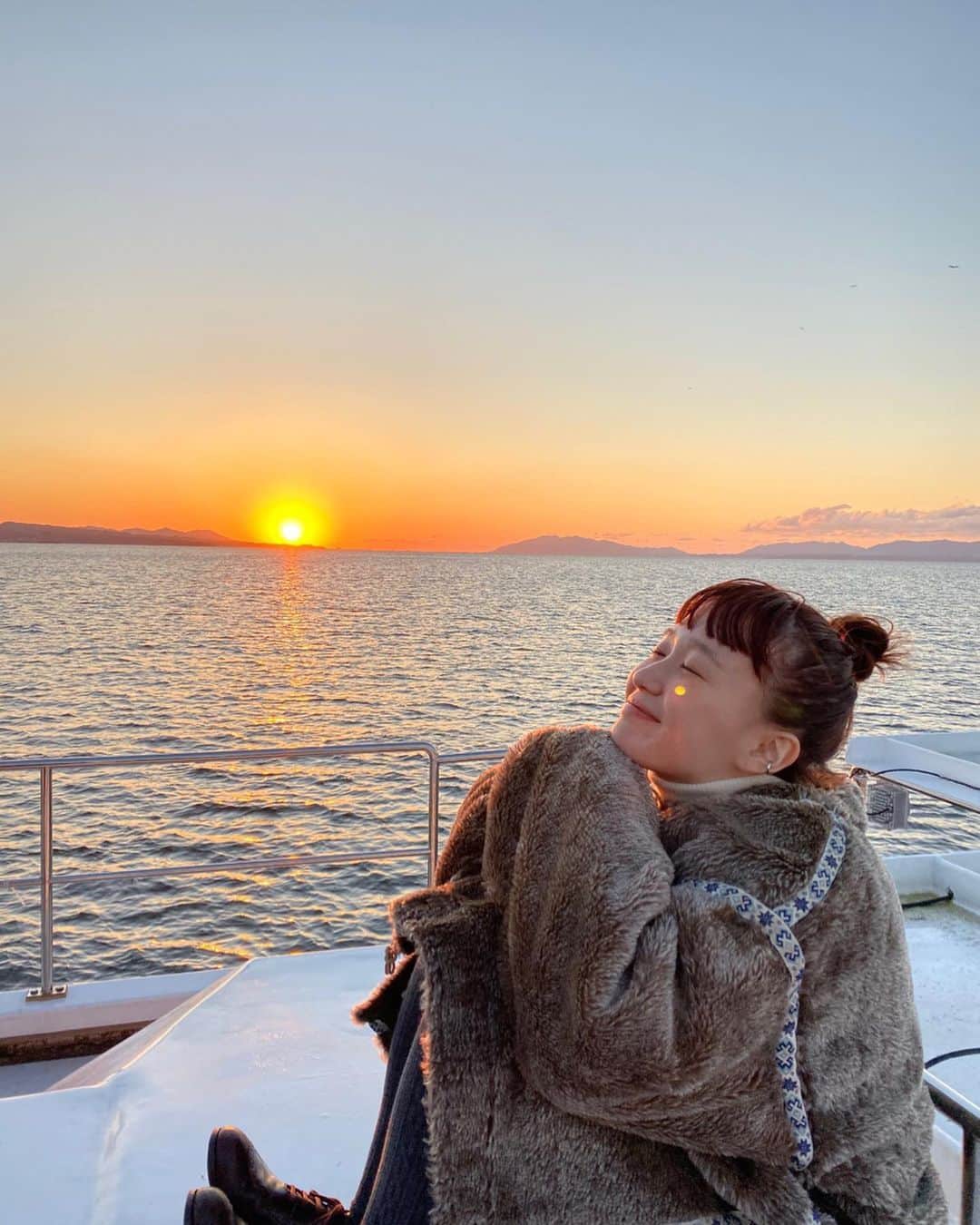 柴田紗希さんのインスタグラム写真 - (柴田紗希Instagram)「島根の絶景。 はくちょう号に乗り夕日を見に行きました。 鳥さんたちが演出のように夕日とともに舞い上がってきてくれました。 宝物をじーと見てるようだった 自然の宝物 夕日を見たあと、船に乗ってる皆さんと拍手したりありがとうと言ったり、、、景色で一つになれて嬉しかったなぁ☺️ #ただいま島根 #ありがとう島根 #はくちょう号 #松江」11月22日 17時50分 - shibasaaki