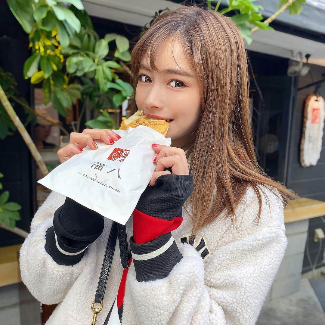 得あゆさんのインスタグラム写真 - (得あゆInstagram)「東京さっむい🥶のでホカホカのたい焼き🐟 食べた時の写真🥰❤️ ・ ・ ・ ・ ・ ・ ・ ・ ・ #鯛焼き#たい焼き#デザート#おやつ#お腹空いた#お昼ごはん#グルメ#食べ歩き#冬服#冬#コート#韓国ファッション#韓国#大人カジュアル#大人可愛い#ナチュラルメイク#美味しい#デート#カップル#大阪#大阪グルメ#スイーツ#和菓子#coat#parker#japanesefood#japanesegirl#naturalmakeup#desert#koreanfashion」11月22日 17時53分 - tokuayu819