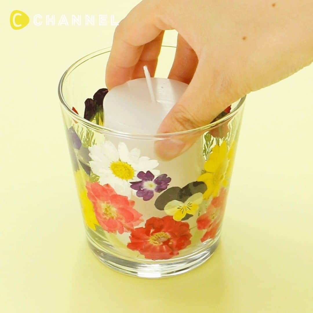 C CHANNEL-Art&Studyのインスタグラム：「💐Romantic♡ DIY Flower Candles🕯 💐ロマンチックな気分に♡カラフルフラワーキャンドル🕯 . 🎨Follow me👉 @cchannel_artandstudy 🎵 💡Check👉 @cchannel_girls 🎶 📲C CHANNELのアプリもよろしくお願いします💕 . [Things to prepare] ・ Glass cup ・ Pressed flowers ・water ・Candle ・ Paraffin wax ・pot ・ Gloves ・ Hot water ・ Bowl with handle ・Ladle * Do not use the bowl or egg for cooking. . [Steps] 1. Put a small amount of water on the surface of the pressed flower with your finger and stick it on the side of the cup. When you have finished pasting, place a candle in the cup. 2. Dissolve the paraffin wax over hot water and pour it between the cup and candle. 3. Wait for the wax to harden completely, pull the core and remove the candle from the cup. . . 白い無地のキャンドルが可愛くドレスアップ!! 好きなお花を使って作ってみましょう♡ . 【用意するもの】 ・ガラスコップ ・押し花 ・水 ・ろうそく ・パラフィンワックス ・鍋 ・軍手 ・湯 ・持ち手付きボウル ・おたま ※使用したボウルやおたまは、料理に使わないでください。 . 【作り方】 1. 押し花の表に指で少量の水をつけ、コップの側面に貼りつける。まんべんなく貼り終えたら、コップにろうそくを入れる。 2. パラフィンワックスを湯煎で溶かし、コップとろうそくの間におたまで注ぎ込む。 3. ワックスが完全に固まるまで待ち、芯を引っ張ってろうそくをコップから外して完成。 . ※ワックスを取り扱う際はやけどなどに十分ご注意ください。 ※ワックスを入れた後のコップの表面が熱くなっている場合があるので、取り扱いにはご注意ください。 ※火の取り扱いには十分ご注意ください。 ※点火中は火の元から離れないでください。 . . #candlelight#handmadecandle#handmadecandles#candlemaking#candlemagick#flowercandle#flowerpress#candledesign#candleart#candlemaker#botanicalart#handmadecrafts#handcrafted#botanicallife#botanicals#instacraft#doityourself#handmadewithlove#flowerart#paraffinwax#pressedflower#interioraddict#botanicalcandle#flowercandle#candles#eatableflower#romantic#ボタニカルキャンドル#cchanDIY」