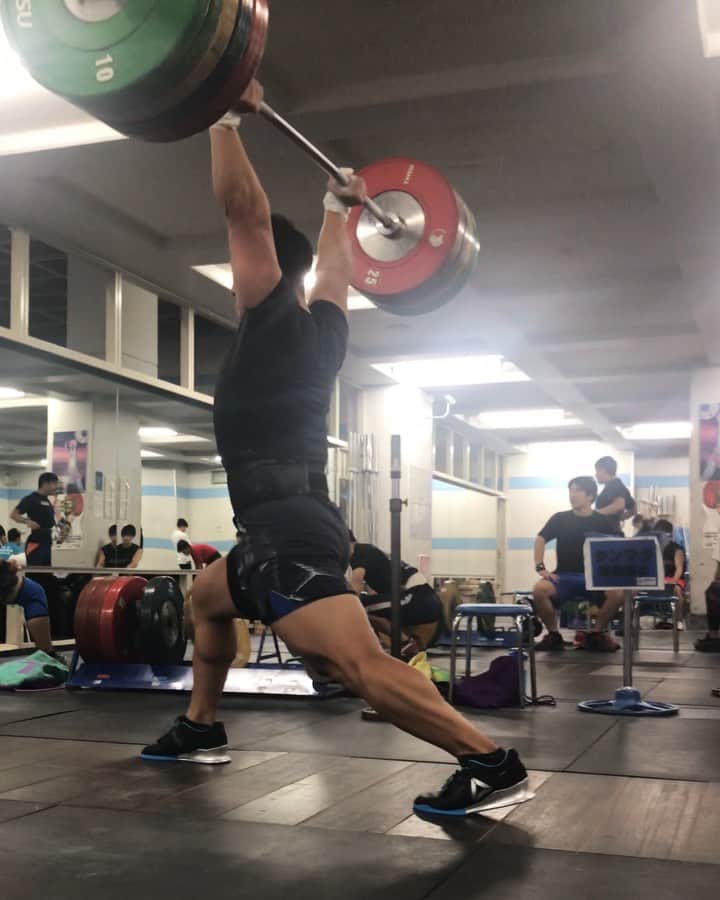 山本俊樹のインスタグラム：「- clean & jerk 180 KG  今日は凄くいい！  #ウエイトリフティングやろうぜ #weightlifting #snatch #cleanandjerk #squat #deadlift  #耐えて勝つ #率先垂範 #山本俊樹 #LEGACYLIFTER #nano9」