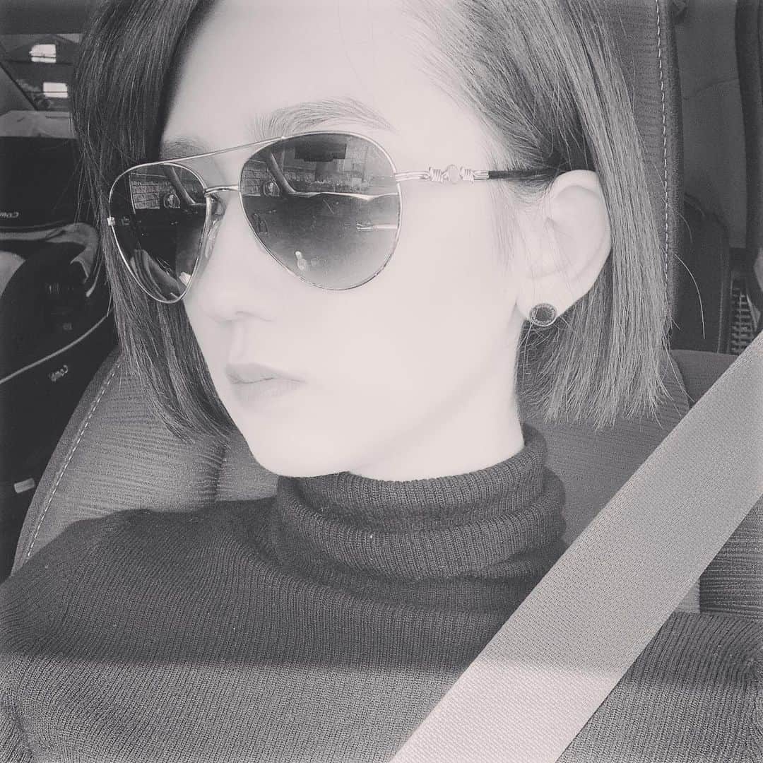 セーラのインスタグラム：「🕶」