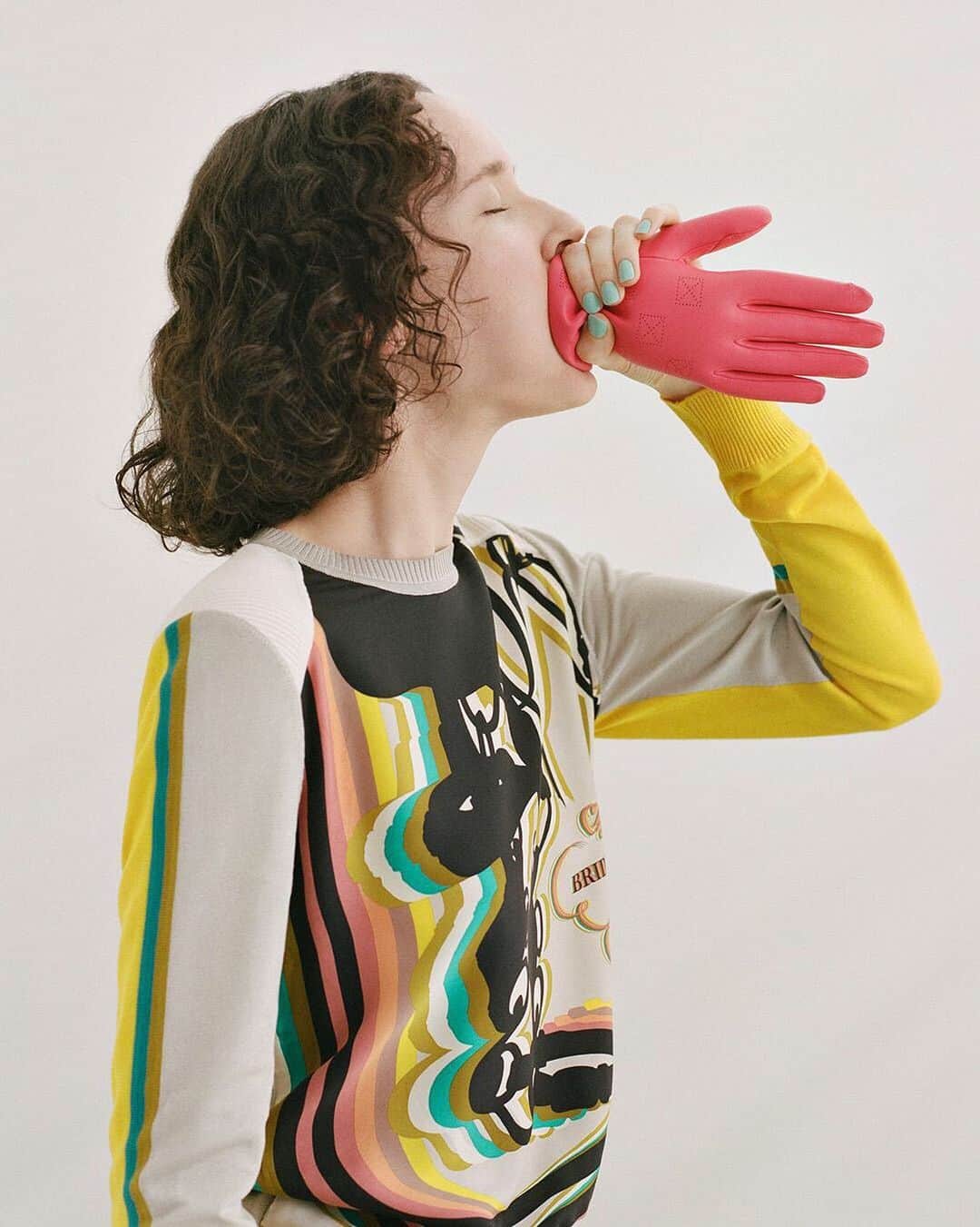 のインスタグラム：「Friday 1pm. Un-fitting n°5. Pretending my glove is a balloon. Why not? #glovetester #breathe #partytime #celebrate #hermes #twillaine #gloves  Photography by @camilafalquez Styled by @jaimekaywaxman」