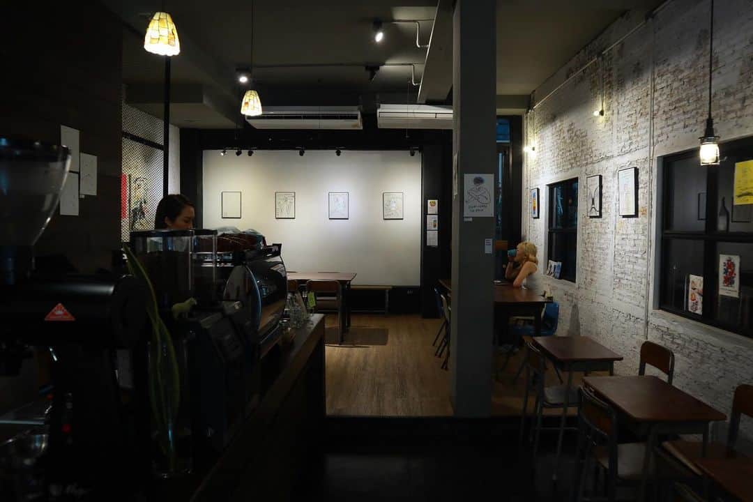石井輝明さんのインスタグラム写真 - (石井輝明Instagram)「タイカフェ。 昨日は初瀬VS西本ありがとうございました。 最高でした。 24日は囲碁将棋さんとの漫才がルミネでございます。 今回もよろしくお願いします。  #inkandlioncafe #cafe #coffee #bangkokcafe #カフェ #タイカフェ #バンコクカフェ #カフェ芸人 #24に向けて新ネタをつくっています #近所の喫茶店に行ってパソコンとにらめっこ #いつものルーティン #集中力がないからいつも数時間で終わり #そしてダラダラ考えてまた喫茶店に行ってパソコンに向かう #そういうルーティン #そんなことをハッシュタグに書く #これもルーティン #ルーティンに支配されている #どんなハッシュタグにするか迷うのもルーティン #ルーティンめ」11月22日 18時06分 - comandanteishii