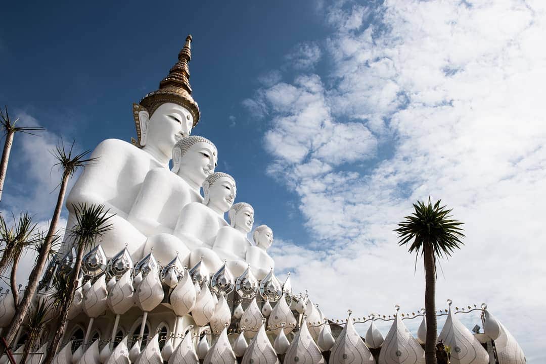 タイ国政府観光庁さんのインスタグラム写真 - (タイ国政府観光庁Instagram)「⠀ ＼✨今週も1週間お疲れ様でした✨／⠀ ⠀ ペッチャブーン県にある「ワット・プラタート・パーソーンケーオ」の写真をお届け🖼️⠀ ⠀ こちらは、瞑想に訪れる人のために建てられた美しい寺院🍁⠀ 緑豊かな山々に映える巨大な純白の仏像は寺院のシンボルのひとつです🌟⠀ ⠀ 皆さま、よい週末を☺️⠀ ⠀ #お疲れ様でした #タイ #ペッチャブーン #ワットプラタートパーソーンケーオ #タイ寺院 #お寺巡り #こんなタイ知らなかった #タイを知りつくす #タイ旅行 #微笑みの国 #タイランド #フォトジェニック #インスタ映え #ファインダー越しの私の世界 #写真好きな人と繋がりたい #ダレカニミセタイソラ #旅好きな人と繋がりたい #旅行好きな人と繋がりたい #thailand #phetchabun #watprathatphasornkaew #amazingthailand #thailandtravel #thailandtrip #thai #thaistagram #genic_thailand  #lovethailand #thaistagram #lovethailand」11月22日 18時00分 - amazingthailandjp