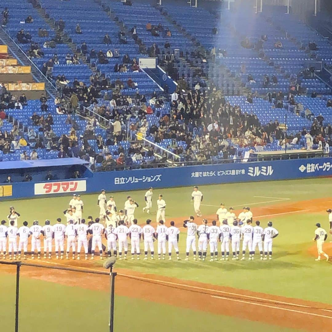 美甘子さんのインスタグラム写真 - (美甘子Instagram)「先日、明治神宮野球大会を観に行きました。主人の甥っ子である、義理の甥っ子のそら君（下関国際で甲子園ベスト8！）が東海大の野球部で現在活躍中！一年生ですがレギュラーメンバーに選ばれているそうです。すごい〜！！ この時の試合には出ていなかったのですが、ピッチに出てるそら君34番を発見し撮影しました。この日は東海大が勝利。準決勝まで進みました。 お義姉さん夫妻と姪っ子も広島から東京に応援に来ていて、試合後はそら君に挨拶して、皆でご飯を食べました。 先日のドラフト会議でソフトバンクに2位指名で入団が決まった、東海大の海野君のプレーが凄かったです！プロでも頑張って欲しい！ 東海大の応援団に、女の子がいてカッコ良かったです！ #東海大 #明治神宮野球大会」11月22日 18時01分 - rekish_mikako