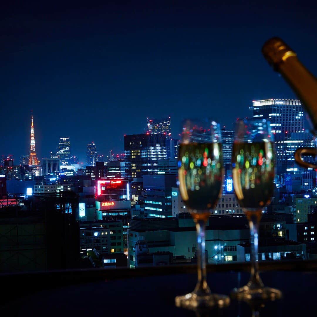 ロイヤルパークホテルさんのインスタグラム写真 - (ロイヤルパークホテルInstagram)「＼🎄ロイヤルパークホテルのクリスマス🎁／﻿ クリスマスの夜はお二人で夜景を眺めながらお部屋でゆったりとした時間を...♪﻿ 「シャンパン・ナイト・クリスマス」では、シャンパンハーフボトルとオリジナルBOXに入ったチョコレートをお楽しみいただけます。東京タワーを望むお部屋も数量限定でご用意しております🗼﻿ ﻿ ＼🎄Christmas at Royal Park Hotel🎁／﻿ Spend a romantic Christmas evening enjoying the beautiful view of Tokyo from the comfort of your hotel room♪﻿ With Royal Park Hotel’s “Champagne Night Christmas”, you can enjoy a half bottle of champagne and a delectable selection of original chocolates. The hotel also offers several rooms with a stunning view of Tokyo Tower, so don’t miss out🗼﻿ ﻿ #ロイヤルパークホテル #ロイヤルパーク #水天宮 #人形町 #日本橋 #粋な街の意気なおもてなし #クリスマス2019 #ホテルステイ #ホテル好き #ホテル暮らし #東京旅行 #東京観光 #クリスマスプレゼント #クリスマスデート #記念日デート #夜景好き #お酒好き #大人女子﻿ #royalparkhotel #royalpark #royalparkhoteltokyo #ChicTokyoStay #nihonbashi #thepreferredlife #ipreferrewards #ilovetokyo #tokyotrip #tokyotravel #christmas2019 #hotelstay」11月22日 18時02分 - royalparkhotel.tokyo