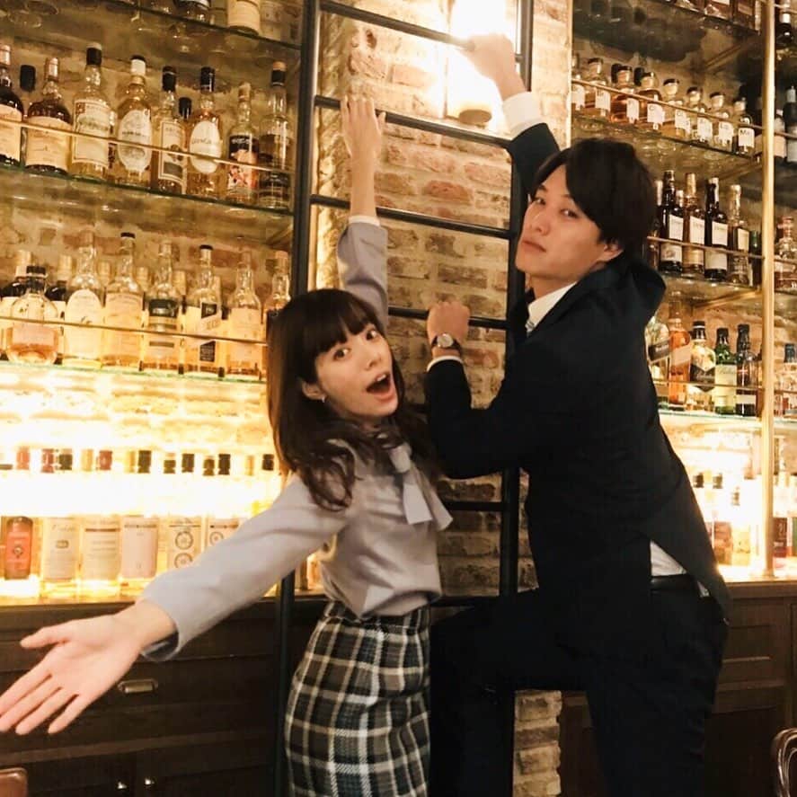 【公式】G線上のあなたと私のインスタグラム：「. ‪／ こんばんは！ ＼ ﻿ ‪今日はこちらのオフショット💜‬﻿ ‪眞於先生と侑人兄ちゃん👫‬﻿ ‪ ﻿ 本編ではこんなシーンはございませんが、﻿ 普段はお茶目なお2人です☺️☺️‬﻿ ﻿ ‪お支払いの時の、元恋人である侑人への﻿ 眞於先生のセリフが公式的には痺れました😏‬﻿ ﻿ ‪『#あなたにはだしてもらいたくない』‬﻿ ‪　‬﻿ 皆さんは、元恋人にはだしてほしい⁉️﻿ だして欲しくない⁉️﻿ ご意見聞かせてください😘﻿ ﻿ ‪#G線上のあなたと私 ‬﻿ ‪#桜井ユキ #鈴木伸之‬﻿ #twitterでは別バージョンの写真も」