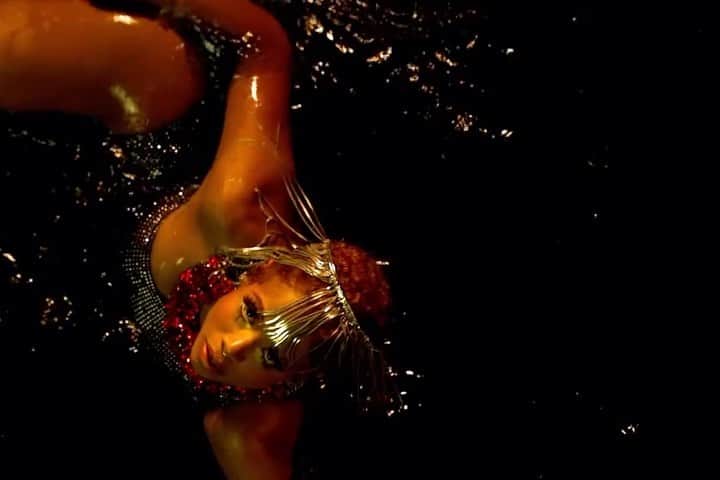 ケリスのインスタグラム：「Tickets are on sale now for my Kaleidoscope 20th Anniversary tour!! So excited to bring this album back to life with you in March.」