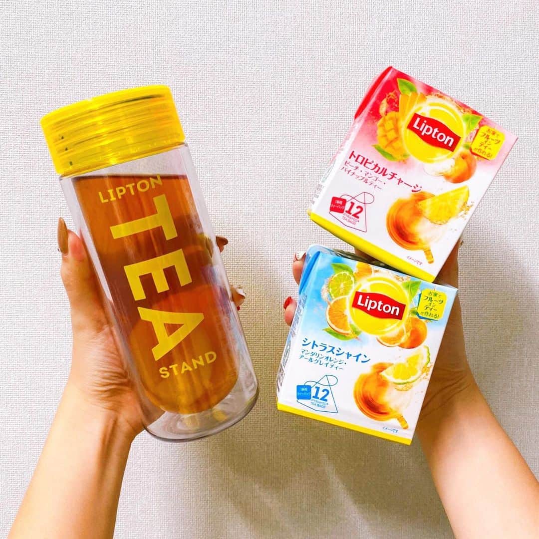 リプトンのインスタグラム：「おうちで「ホットのフルーツインティー」を作るのにおすすめなセットがリプトン公式オンラインストアで発売中！ 選べる紅茶と、持ち運びもできてうれしいアイス/ホット兼用ダブルウォールタンブラーがセットになってるよ😄 オンラインストア限定なので、ぜひ買ってみてねー！あなたは「トロピカルチャージ」と「シトラスシャイン」、どっちにする？🍍🍊 #リプトン #Lipton #ホットフルーツインティー #トロピカルチャージ #シトラスシャイン #HotFruitsinTea #FruitsinTea #MyinTea #オンライン限定 #リプトンでつながる」
