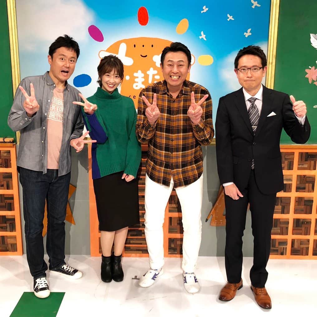 本野大輔のインスタグラム：「今朝の「すまたん　Zip!」 日本ハムのエースとして活躍されたガンちゃんこと、岩本勉さんと番組ご一緒でした。 打ち合わせから本番と、いつも明るく盛り上げて頂きます。 本番終わりにアナウンス部の野村明大アナ、虎谷温子アナと。 いつもありがとうございます！  #岩本勉 さん#野村明大 アナ#虎谷温子 アナ#本野大輔 #すまたん #アナウンサー #スタジオ」