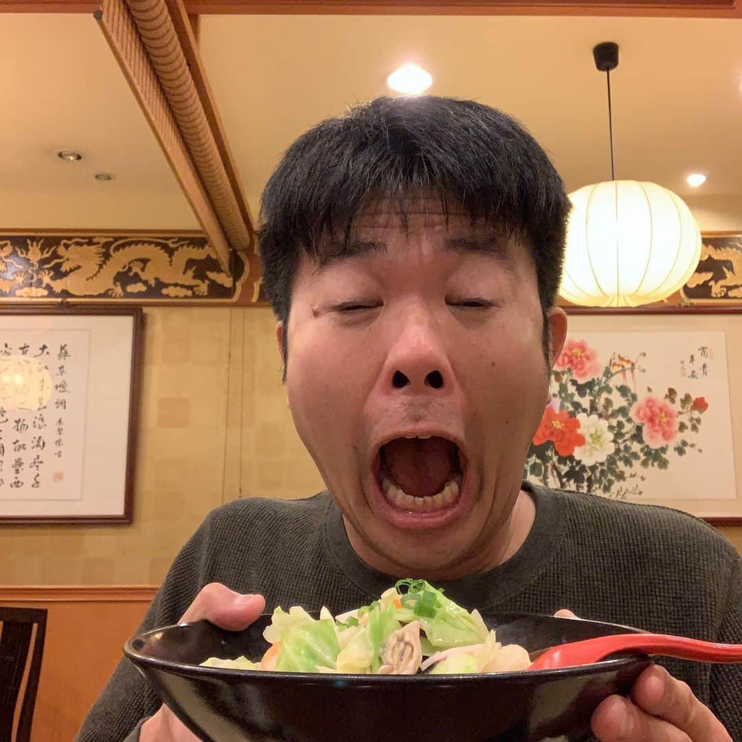 西川晃啓のインスタグラム：「気絶チャンポン  本場長崎のチャンポンで気絶  #あるある探検隊#レギュラー#気絶#気絶の日々#ギャグ#長崎#チャンポン#皇上皇#アミュプラザ長崎#営業#介護#県庁」
