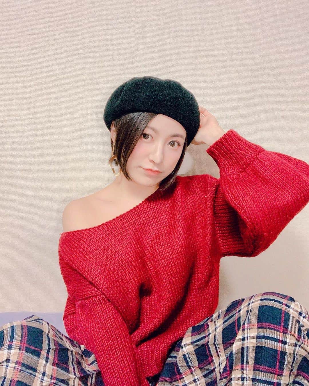 神園さやかさんのインスタグラム写真 - (神園さやかInstagram)「昨日の配信より☆ ニットは肩出ししてもしなくても可愛い形。下はパンツっぽくも見えるけどスカートです♪ 何にでも合う良き色味のチェック😊  tops＆skirt：#cecilmcbee  ukulele：#Leho（りほさん）」11月22日 18時12分 - sayaka.kamizono