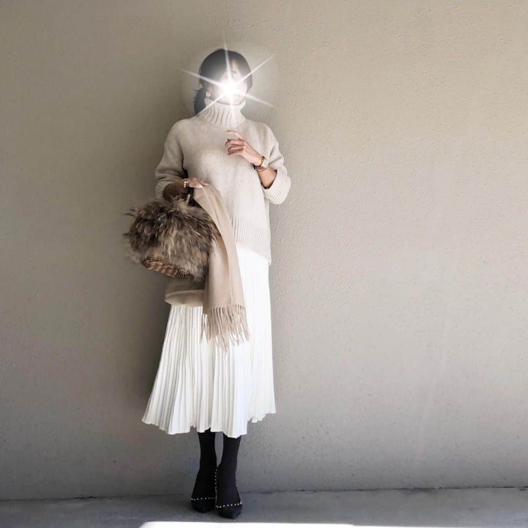 saaaay_kさんのインスタグラム写真 - (saaaay_kInstagram)「2019.11.22 coordinate… ここのところエクリュワントーンがすき♡ ・ ・ 冬になると白が着たくなりますね☃️ この日の白は珍しいプリーツのニットスカートを♪ ・ ・ カシミアの大判ストールぐるぐるで防寒🐏 タイツは黒ではなくブラウンです^ ^ ・ ・ knit/ @galerievie_jp  skirt/ @stylebar.jp #stylebar#stylebarstyle stole/ @macoccainfo #macocca bag/ @jungle_jungle_jgcollection  pumps/ @pellico_japan ・ ・ ぽっこりお腹のプリーツ広がり防止にはこれ🤭 @majicalsherry_lme #マジカルシェリー」11月22日 18時13分 - saaaay_k