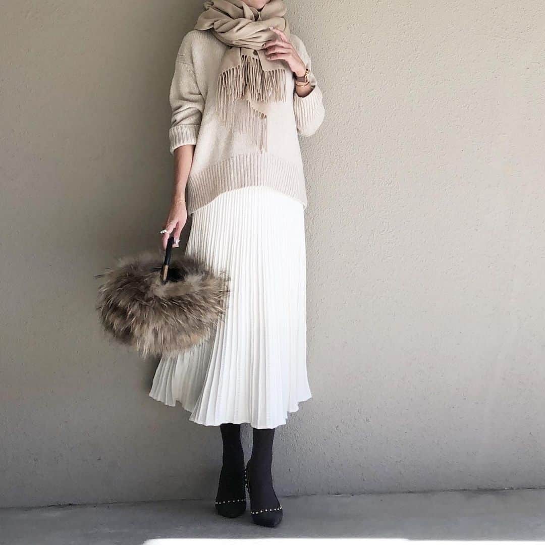 saaaay_kさんのインスタグラム写真 - (saaaay_kInstagram)「2019.11.22 coordinate… ここのところエクリュワントーンがすき♡ ・ ・ 冬になると白が着たくなりますね☃️ この日の白は珍しいプリーツのニットスカートを♪ ・ ・ カシミアの大判ストールぐるぐるで防寒🐏 タイツは黒ではなくブラウンです^ ^ ・ ・ knit/ @galerievie_jp  skirt/ @stylebar.jp #stylebar#stylebarstyle stole/ @macoccainfo #macocca bag/ @jungle_jungle_jgcollection  pumps/ @pellico_japan ・ ・ ぽっこりお腹のプリーツ広がり防止にはこれ🤭 @majicalsherry_lme #マジカルシェリー」11月22日 18時13分 - saaaay_k
