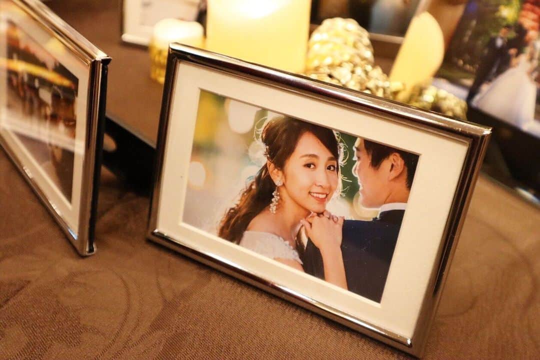 小野恵美のインスタグラム：「11/22 #いい夫婦の日 👫 去年の今頃は結婚式の準備真っ只中でした。 その1年後、可愛い家族が増えてるとは…👶💕 お互い仕事に育児に忙しい日々だけれども、尊敬と感謝を忘れずにいようね😌✨ #夫婦 #感謝」
