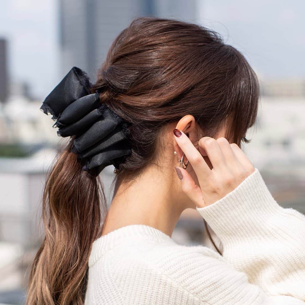 のインスタグラム：「【BLACK FRIDAY SALE】本日の目玉商品🔥🔥🔥 ・ フェミニンレースバナナクリップ　Blackのみ 通常価格　5,500円税込 ⬇️ 本日限定　4,400円税込（20%OFF）  Black Friday  SALEだけの特別価格となっております👏☺️ ただ今開催中のプレゼントキャンペーンでと大好評のアイテム🎀  ぜひこの機会にゲットしてくださいね🥰💕 @angebloom_official TOPからサイトへアクセス ・ #angebloom #アンジェブルーム #ヘアアレンジ#簡単ヘアアレンジ #バナナクリップ#プレゼント#誕生日#誕生日プレゼント#オフィススタイル#ママカジュアル#大人可愛い#パーティースタイル#結婚式コーデ#結婚式#女子会#プチプラ#hairarrange #hairaccessories #hairstyle #hairstyles #giftideas #madeinjapan」