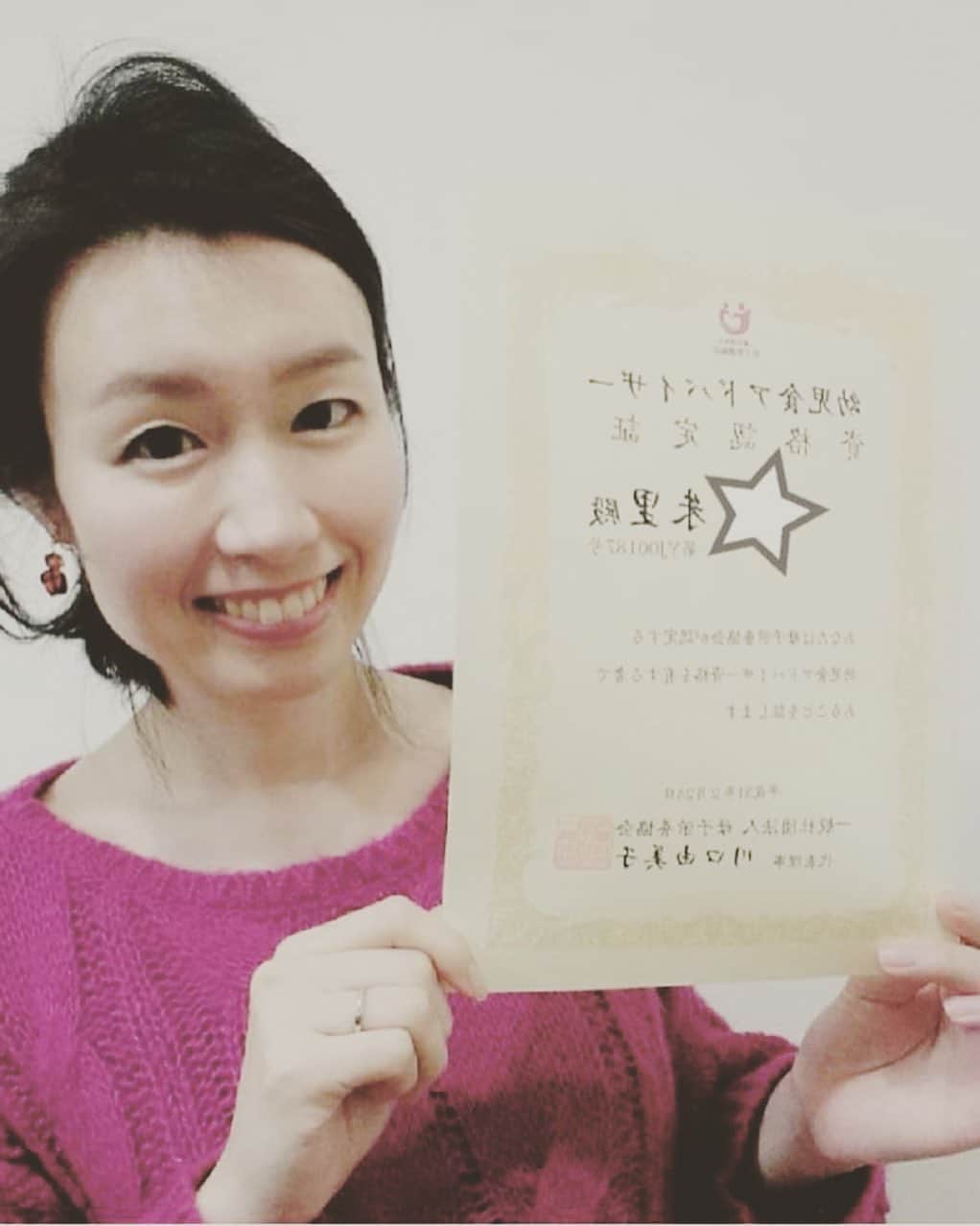 女子アナ47のインスタグラム：「みなさん、こんにちは😊 フリーアナウンサーの山部朱里です！  私は先日、#幼児食アドバイザー の資格を取得しました👏🏻 幼児食アドバイザー では幼児のからだの発達、病気、食事やアレルギーなどについて学ぶことができます！  昨年子供が生まれ母になったため、幼児食アドバイザー で学んだことを活かしつつ楽しく子育てをしていきたいと思っています✨ . #女子アナ47 #47発信プロジェクト #アナウンサー #フリーアナウンサー #女子アナ #地方創生 #地方創生アナウンサー #司会 #司会者#旅行好きな人と繋がりたい #47都道府県制覇の旅 #47都道府県制覇 #アナウンサーの日常 #アナウンサーコーデ #女子アナウンサー #女子アナコーデ #女子アナが好き#幼児食 #幼児食レシピ #幼児食献立 #子育て日記 #子育て中 #食育 #食育活動 #幼児食アドバイザー勉強中 #ママの勉強垢 #ママ1年生 ﻿　#ママアナウンサーズ」