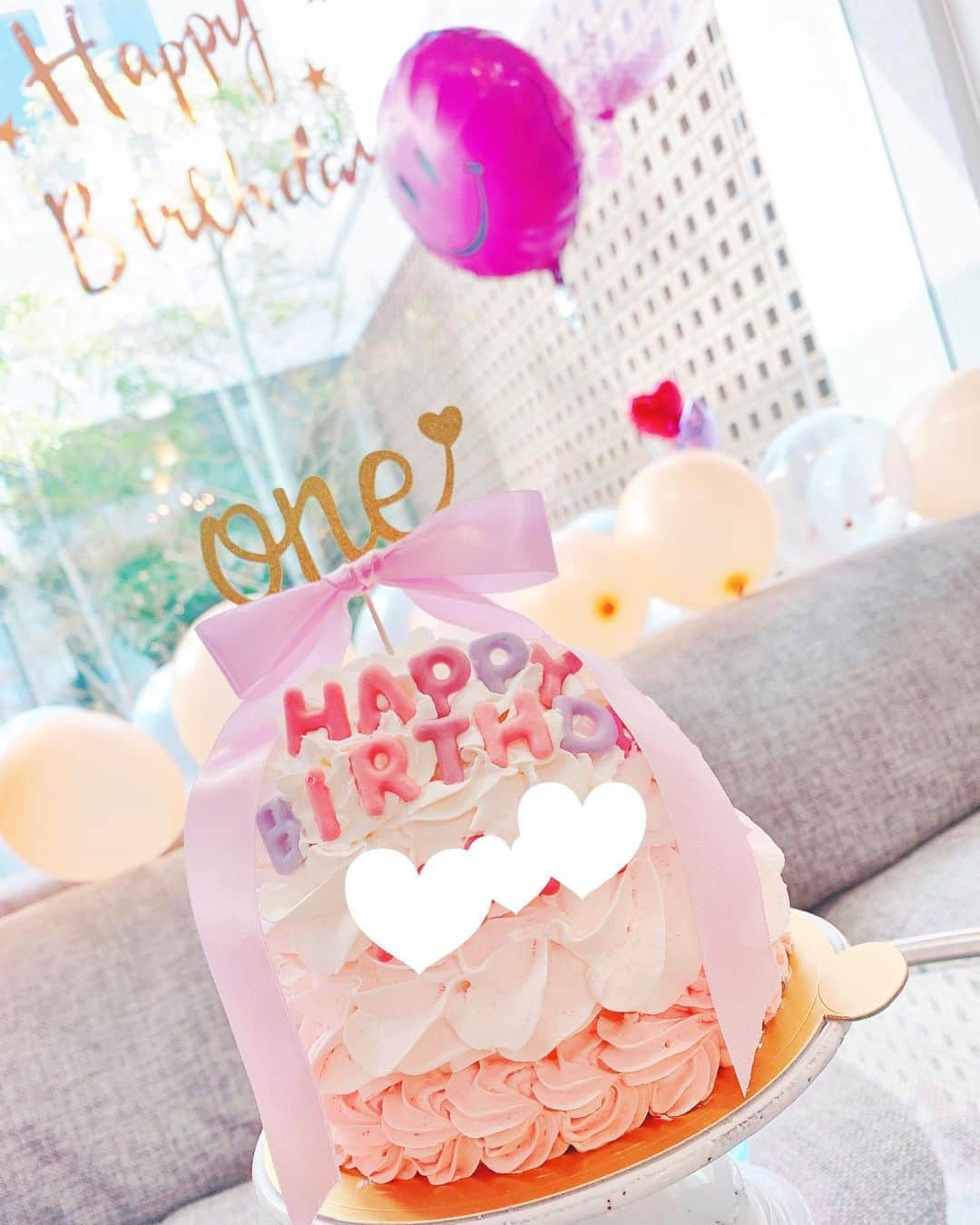 小林真由のインスタグラム：「⋆﻿ ⋆﻿ 娘の1歳のお誕生日をお祝いしました🎂﻿ ﻿  ちょこっと風邪を引いたくらいで﻿ 元気いっぱいの毎日を過ごせたことに感謝🙏  毎分、毎秒好きが溢れ出て﻿ 毎日沢山遊んで本当に楽しく愛おしい1年だった🌸 ﻿ うまく言葉にできないけれど﻿ 先輩ママ達が言っていた﻿ 感動の連続　という言葉が身に染みてます。﻿ こんな世界があるって教えてくれた娘に感謝しきれない。﻿ ﻿  娘1歳、パパママ1歳、﻿ この1年もしっかりそばにいるからね🍓﻿ おめでとう🥺﻿ ﻿ #誕生日 #おめでとう #バースデー #1歳誕生日 #ベビー #女の子ママ #birthdaygirl」