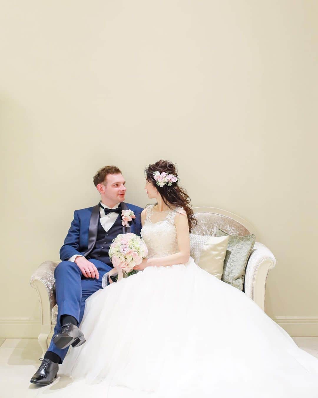 アニヴェルセル 大阪 公式さんのインスタグラム写真 - (アニヴェルセル 大阪 公式Instagram)「. . 女性の憧れであるウエディングドレス、 そしてヘアメイク、ブーケ💐 それぞれ専門のスタッフとお打ち合わせをして ご結婚式当日を迎えます。 スタッフ一同、おふたりの記念日となる ご結婚式を精一杯お手伝いさせていただきます👰🤵❤︎ . .  #結婚式 #ウエディングフェア#ウェディングフェア #ブライダルフェア #模擬挙式 #試食 #プレ花嫁 #関西プレ花嫁 #日本中のプレ花嫁さんと繋がりたい #marry花嫁#アニスタグラム #wedding #bride #love #anniversaire #bouquet #ウェディング #ウエディング #アニヴェルセル #アニヴェルセル大阪 #アニ嫁 #日本中のアニ嫁さん#ウエディングドレス#タキシード#ヘアメイク#ブーケ#ブートニア」11月22日 18時20分 - anniversaire_osaka