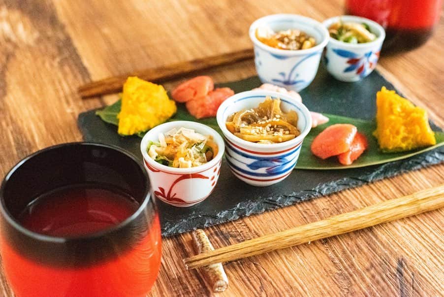 のインスタグラム：「. •お猪口で晩酌セット 週末おうちでこんな晩酌出来たら理想的。 小松菜の炊いたん きんぴら 明太子 かぼちゃの炊いたん 新生姜の甘酢漬け . こちらについてもWebの記事でまとめていただいてるので、 ストーリーから飛んでみて下さい😌 #晩酌 #晩酌セット . ■イベント情報(私が関わったクリエイティブが並びます) 蕎麦猪口お猪口の魅力を「食」を中心にご紹介するちょこっと展、開催！ . 万能の器として暮らしの中で活躍する蕎麦猪口やお猪口のこと、その器としての懐の深さを様々な食のシーンと共にご紹介。 今回は愛媛県の砥部焼を中心とした蕎麦猪口お猪口を集めました。 会期中は日本酒飲み比べ、ゲストを招いての暮らしをテーマにしたトークイベントなども開催します。 ぜひ、お気に入りのちょこ（猪口）を見つけにちょこっと遊びに来てください！ ※詳細情報はこちらから。 ◾︎工芸メディアノワイエ https://incubation.tokyo/u-studio/poc/noyer/ . 【展示会情報】 ◾︎日時：11/27(水)～12/1(日)10:00～20:00 ◾︎場所：AOYAMA STUDIO 164 ◾︎アクセス：東京都港区南青山2-5-17 ポーラ青山ビル2F（最寄り駅 青山一丁目) . #お猪口 #蕎麦猪口 #猪口 #ノワイエ . . . #フードスタイリスト#趣味の料理研究家#料理家#料理研究家#井口タクト#おうちごはん#おうちごはんおじさん#おうちごはんLover#料理男子#家庭料理#フーディーテーブル#マカロニメイト#料理好きな人と繋がりたい#Foodstylist#ouchigohan_ojisan#IGersJP#japanesefood」