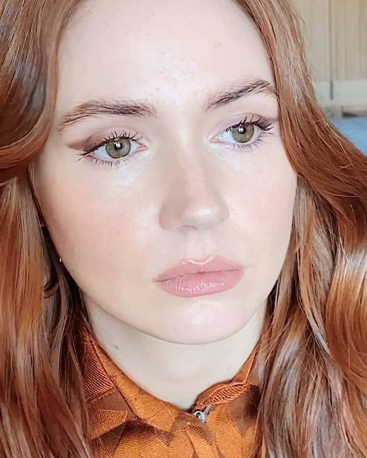 JO BAKERのインスタグラム：「K A R E N • G I L L A N 🏴󠁧󠁢󠁳󠁣󠁴󠁿 Brow tone wings... for #karengillan  This was the day time press look that served as a base for the @jumanjimovie #redcarpet #redflares look.  Love a badass #redhead beauty!!! Style @karlawelchstylist @missoni  Hair @bobbyeliot  Makeup by me #jobakermakeupartist using  @sisleyparisusa more product deets to follow...」