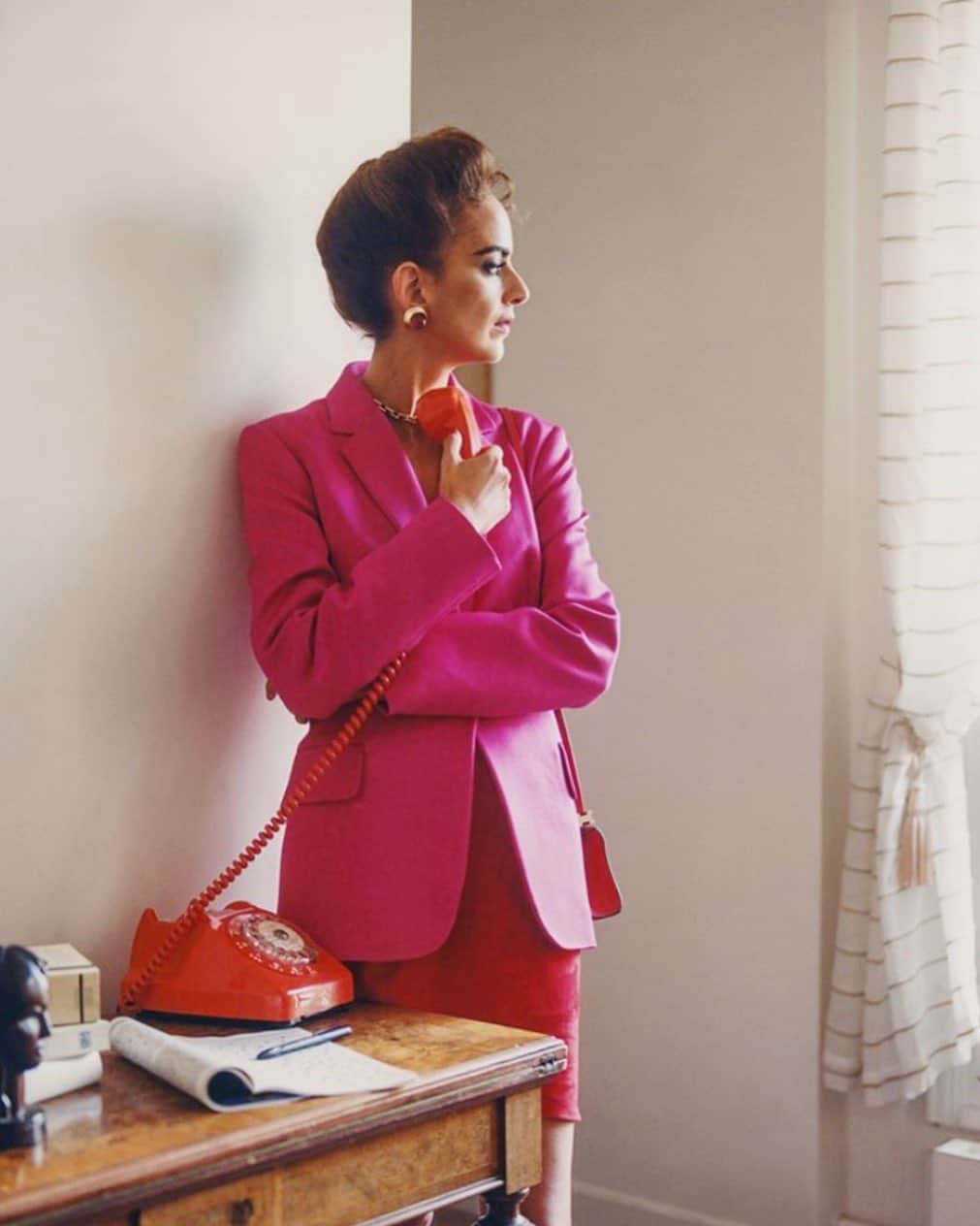 マーティン グラントのインスタグラム：「Fuschia Tailored Jacket from MARTIN GRANT AW19 collection Look 12 at M Le Monde. @lemondefr @martingrantofficial @omaimasss @leilaslimanette」