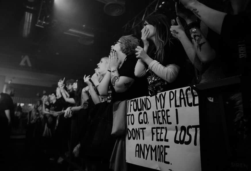ニック・マーティンのインスタグラム：「Last night in Milan was incredible, to say the least. I feel it was the most emotional, loving show we’ve had in a long time. The people of Italy are immensely kind, warm hearted human beings and we appreciate all the love you give us. You sang your hearts out with us and we can’t thank you enough ❤️」
