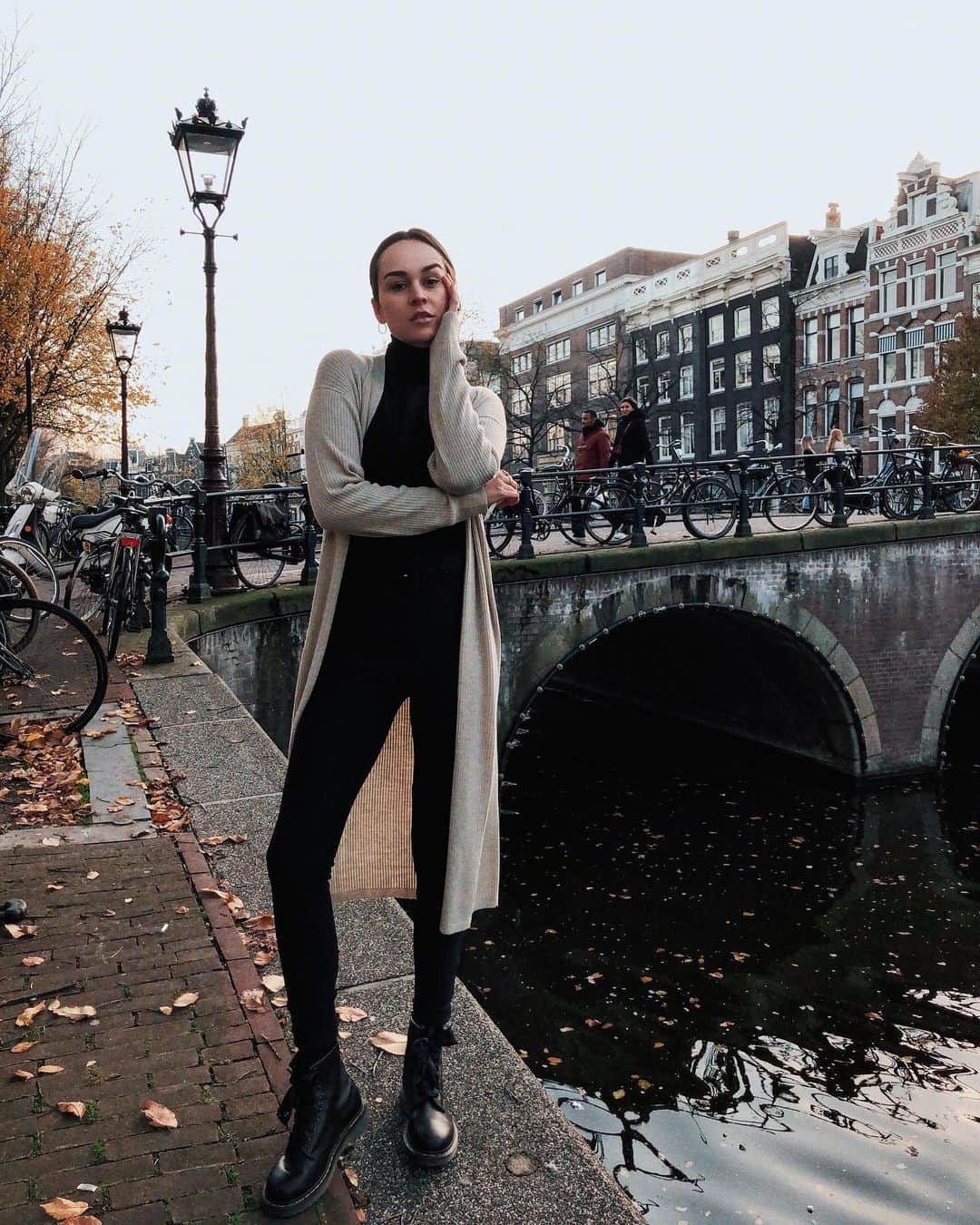 アンディー・トレスさんのインスタグラム写真 - (アンディー・トレスInstagram)「I love that the lady on the bridge is also posing and smiling for the pic 😅 ... Feliz Viernes!!! #amsterdam」11月22日 23時51分 - stylescrapbook